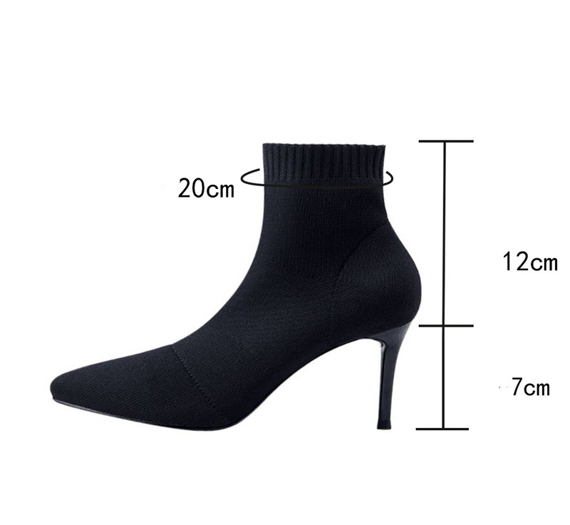 Stiilsed musta värvi naiste saapad - teravatipuline mudel