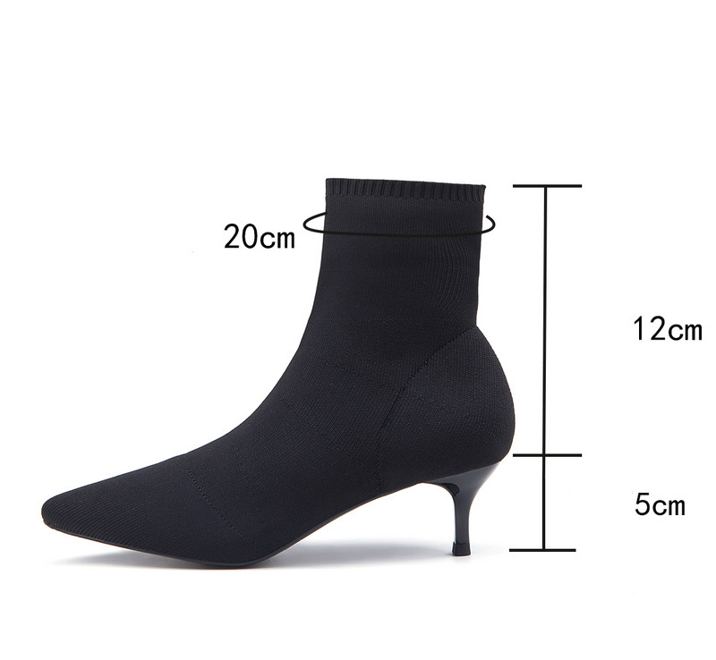 Stiilsed musta värvi naiste saapad - teravatipuline mudel