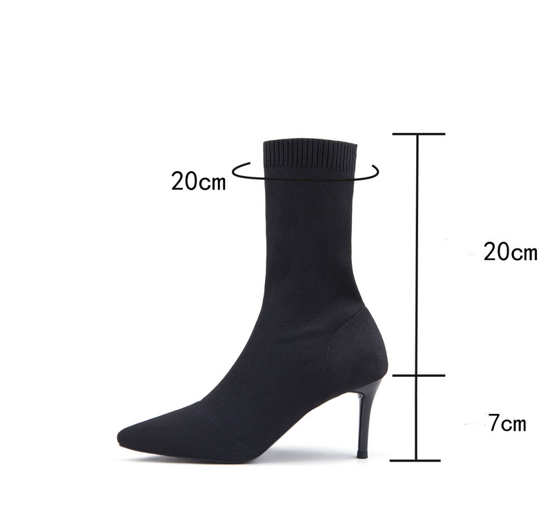 Stiilsed musta värvi naiste saapad - teravatipuline mudel