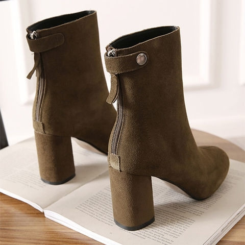 Modern női velúr csizma magas vastag sarokkal és cipzárral