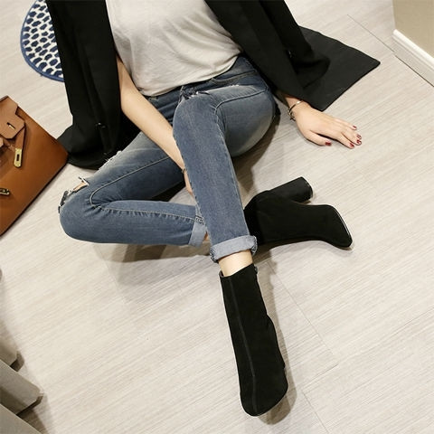 Modern női velúr csizma magas vastag sarokkal és cipzárral