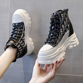 Naiste vabaaja tossud paelte ja sisemise platvormiga