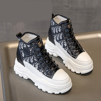 Naiste vabaaja tossud paelte ja sisemise platvormiga