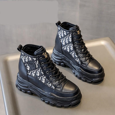 Naiste vabaaja tossud paelte ja sisemise platvormiga