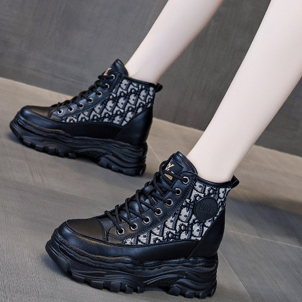 Naiste vabaaja tossud paelte ja sisemise platvormiga