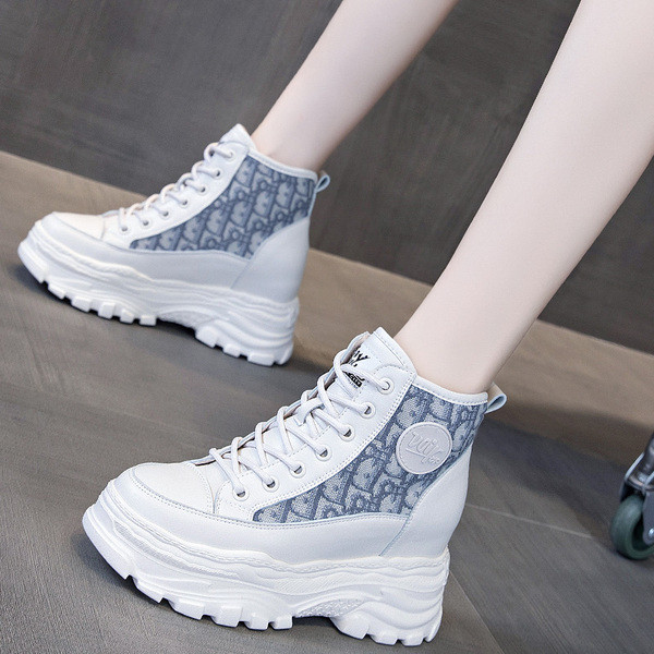 Naiste vabaaja tossud paelte ja sisemise platvormiga