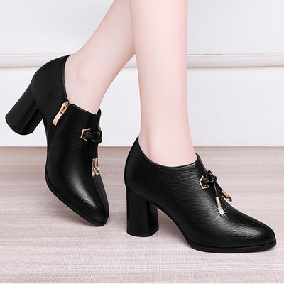 Öko bőrből készült női csizma cipzárral és fűzővel