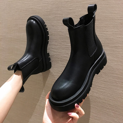 Έκο δερμάτινες γυναικείες μπότες με επίπεδη σόλα σε δύο μοντέλα