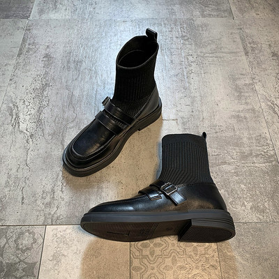 Stiilsed naiste saapad või mustad saapad lameda tallaga