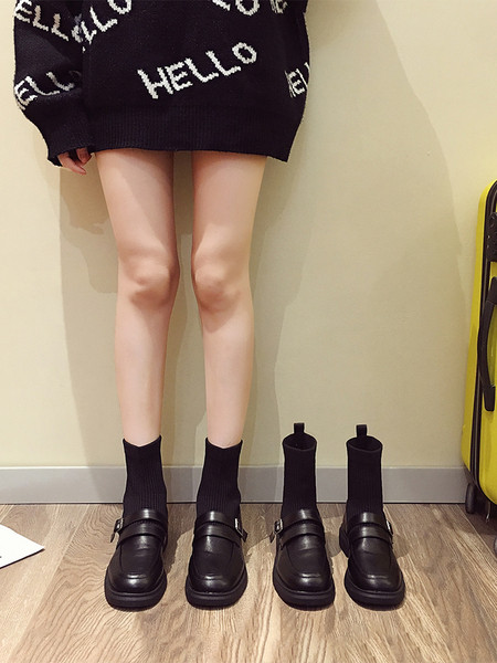 Stiilsed naiste saapad või mustad saapad lameda tallaga