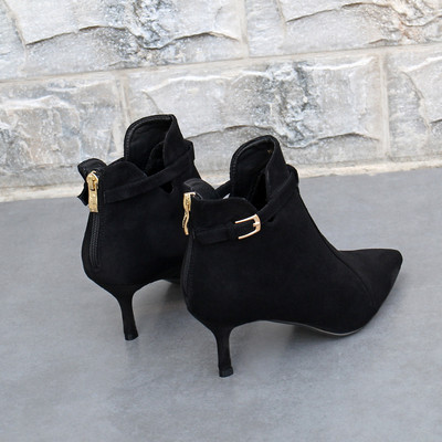 Női hegyes csizma cipzárral és csattal