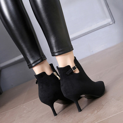 Női hegyes csizma cipzárral és csattal