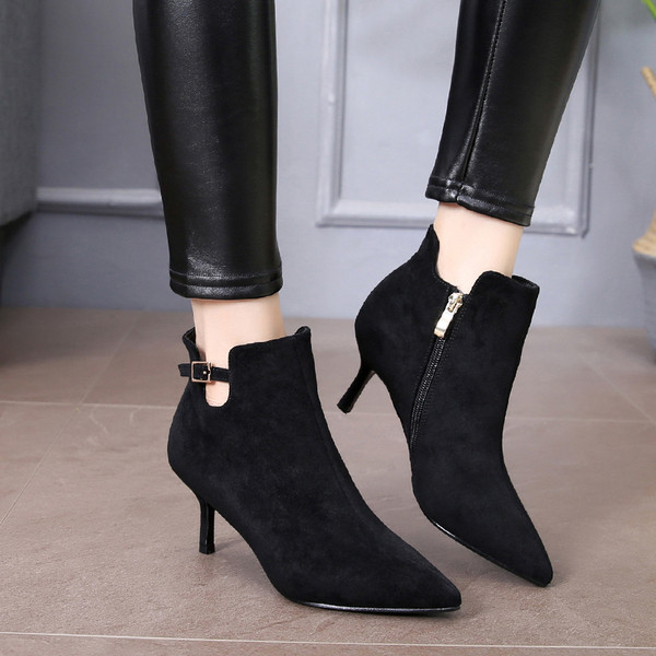 Női hegyes csizma cipzárral és csattal