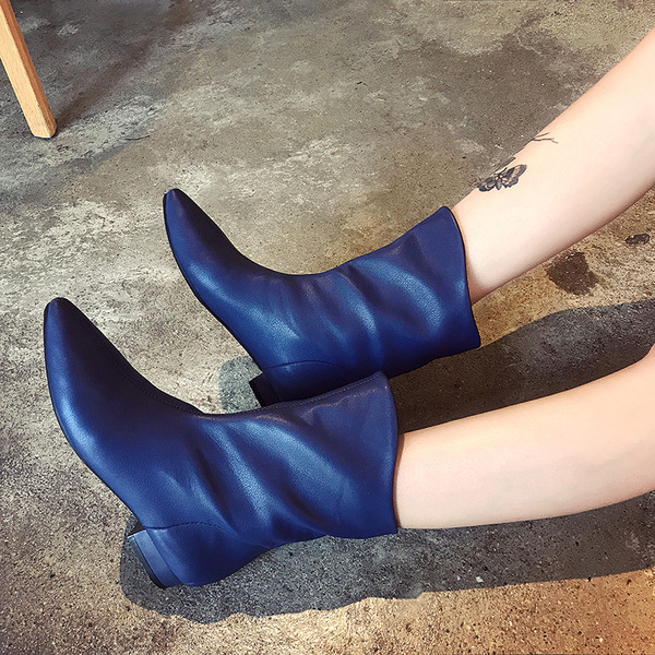 Stiilne naiste nahast saapad või saapad teravatipuline mudel