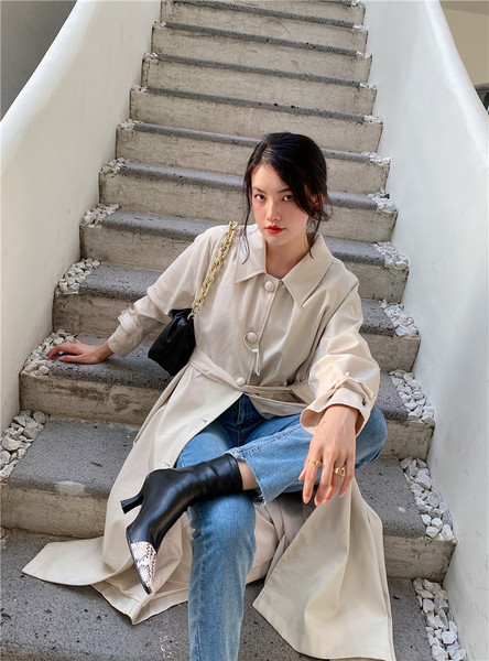 Modern női csizma műbőrből állatmintával