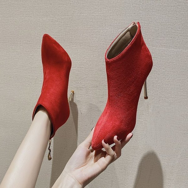 Kõrge õhukese kontsaga teravatipulised mudelsaapad