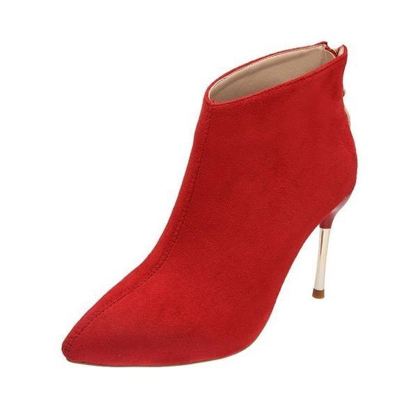 Kõrge õhukese kontsaga teravatipulised mudelsaapad