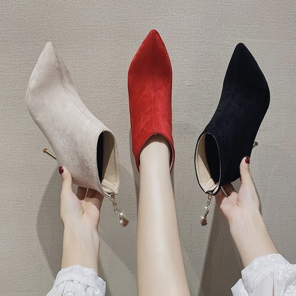 Kõrge õhukese kontsaga teravatipulised mudelsaapad