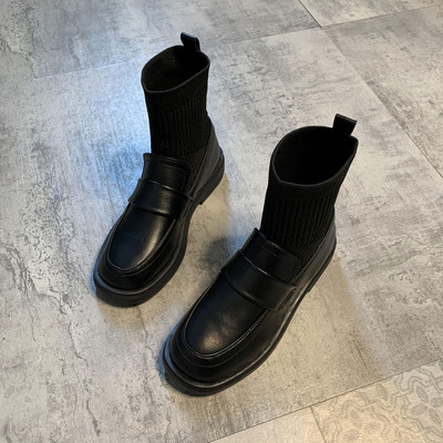 Praegused mustad naiste saapad ümara tallaga mudel