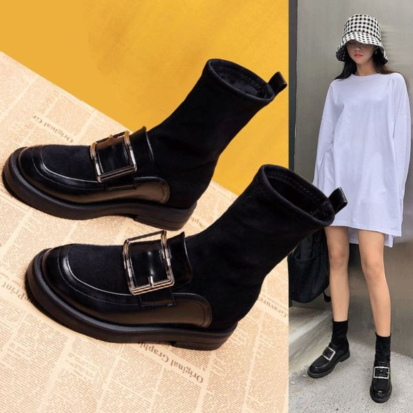 Naiste vabaajasaapad musta värvi metallelemendiga