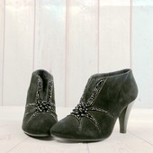 Naiste seemisnahast saapad kontsa ja helmestega