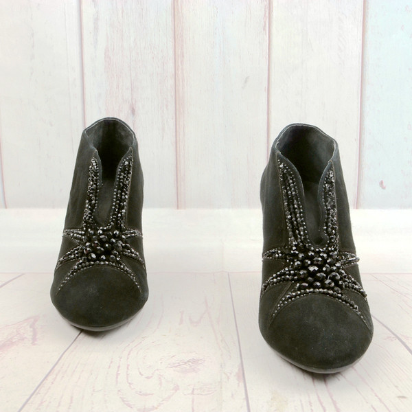 Naiste seemisnahast saapad kontsa ja helmestega