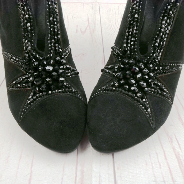 Naiste seemisnahast saapad kontsa ja helmestega