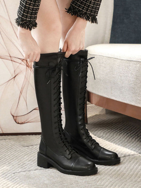 Bőr női fekete csizma lapos talppal és fűzővel