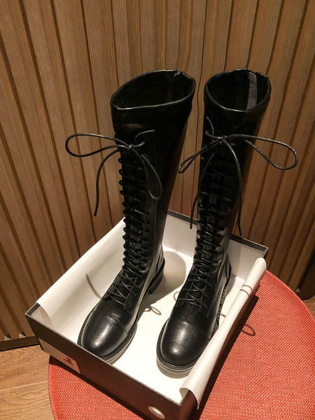 Bőr női fekete csizma lapos talppal és fűzővel