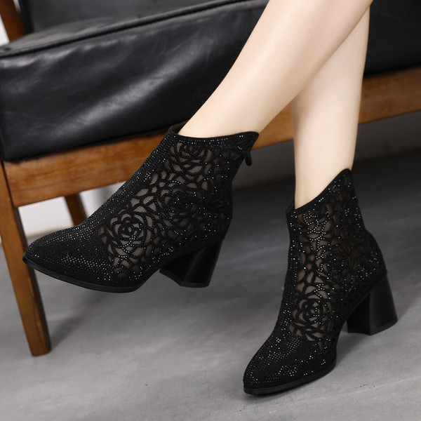 Női csizma hálós anyagból és fényes hatású