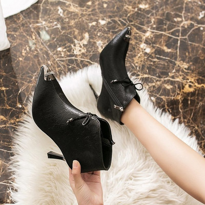 Stílusos női csizma 8 cm magas sarokkal és fém elemmel