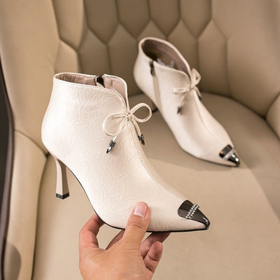 Stílusos női csizma 8 cm magas sarokkal és fém elemmel