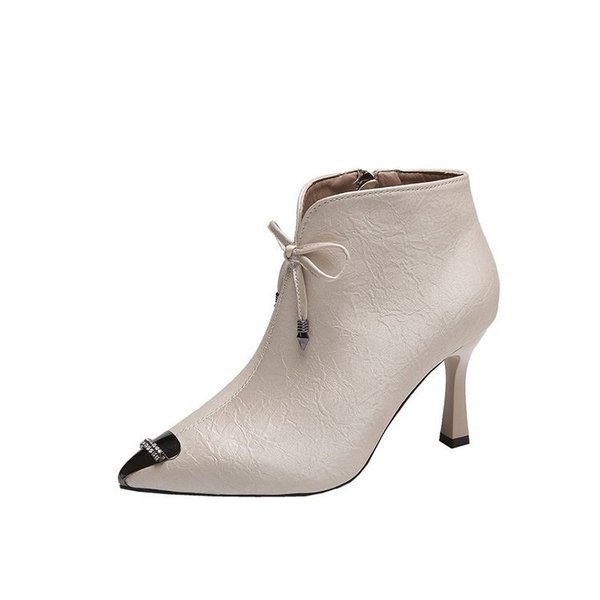 Stílusos női csizma 8 cm magas sarokkal és fém elemmel