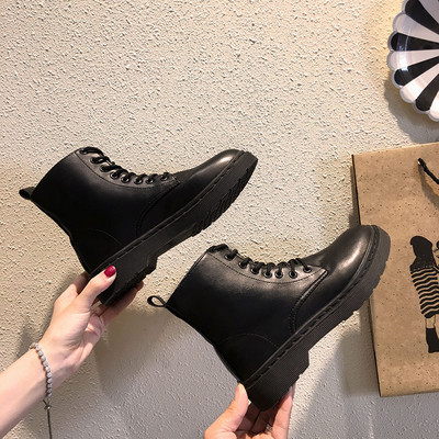 Öko bőrből készült fekete női csizma fűzővel, lapos talppal