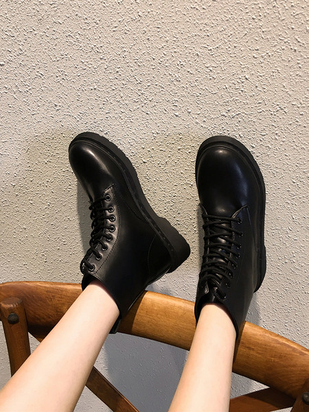 Öko bőrből készült fekete női csizma fűzővel, lapos talppal