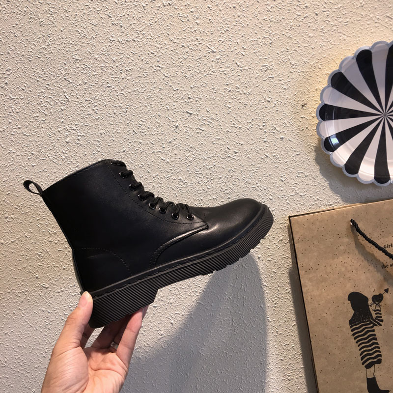 Öko bőrből készült fekete női csizma fűzővel, lapos talppal