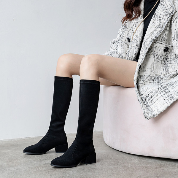 Velúr női csizma négyzet alakú alacsony sarkú