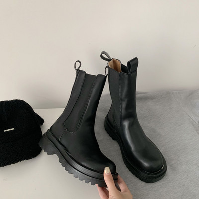 Női alkalmi csizma lapos talppal, fekete színben