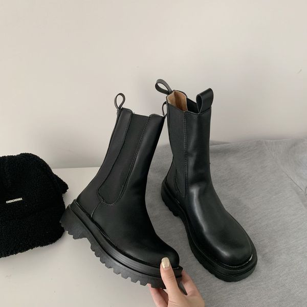 Női alkalmi csizma lapos talppal, fekete színben