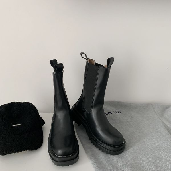 Női alkalmi csizma lapos talppal, fekete színben