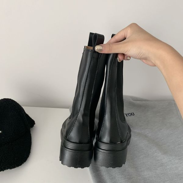 Női alkalmi csizma lapos talppal, fekete színben