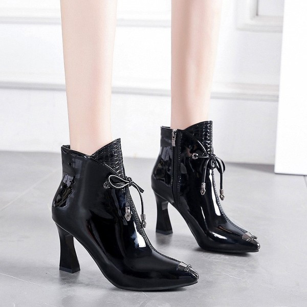 Moodsad kõrgete kontsadega naiste lakknahast saapad - must ja punane