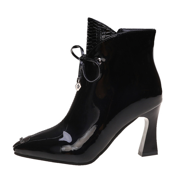Moodsad kõrgete kontsadega naiste lakknahast saapad - must ja punane