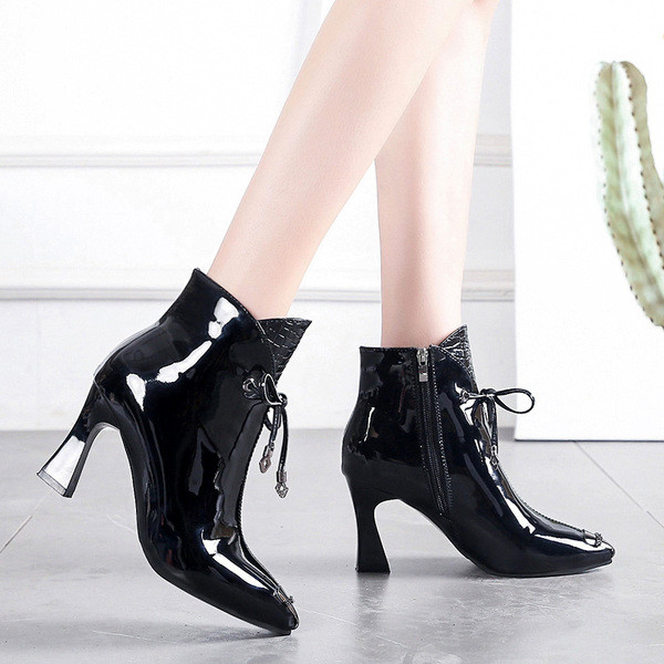 Moodsad kõrgete kontsadega naiste lakknahast saapad - must ja punane