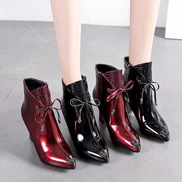 Moodsad kõrgete kontsadega naiste lakknahast saapad - must ja punane