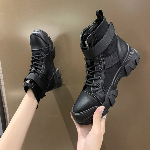 Női alkalmi csizma fűzővel és durva talppal