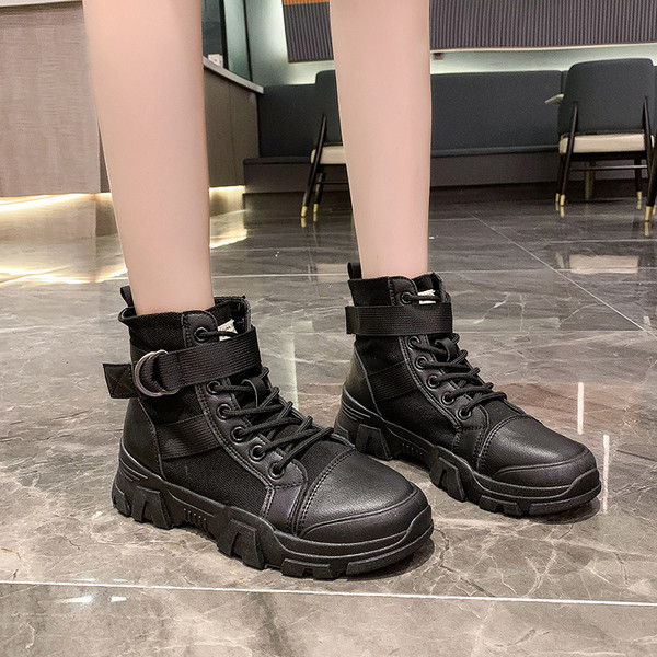 Női alkalmi csizma fűzővel és durva talppal