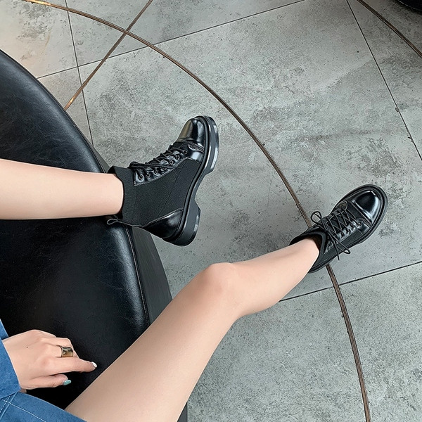 Női alkalmi csizma fűzős fekete műbőrből