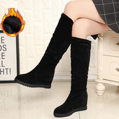 Modern női csizma öko velúrból, magas talppal