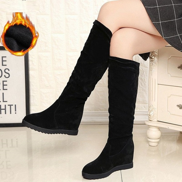 Modern női csizma öko velúrból, magas talppal